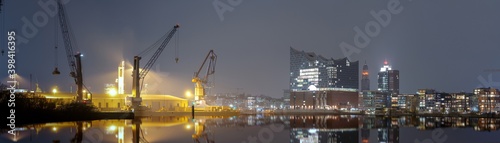 Hamburger Hafen bei Nacht mit Blick auf die Elbphilharmonie. 