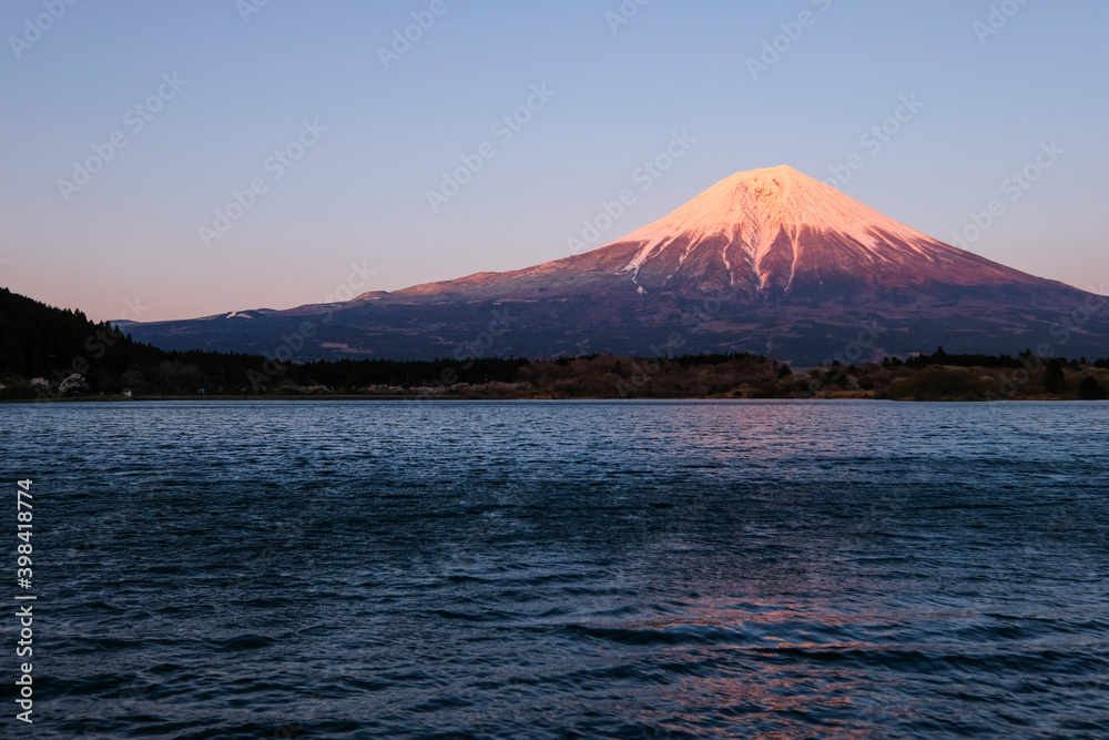 静岡県の田貫湖と富士山