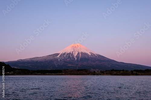 静岡県の田貫湖と富士山