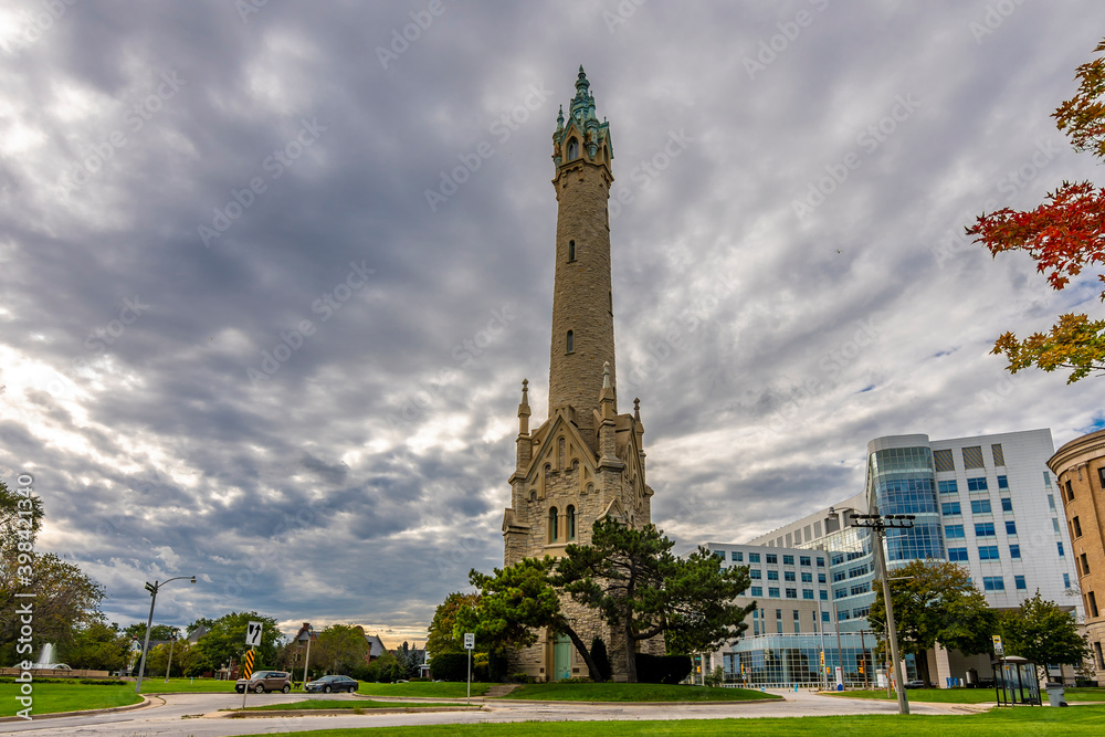 Obraz premium Water Tower on Gilman Triangle in Milwaukee City
