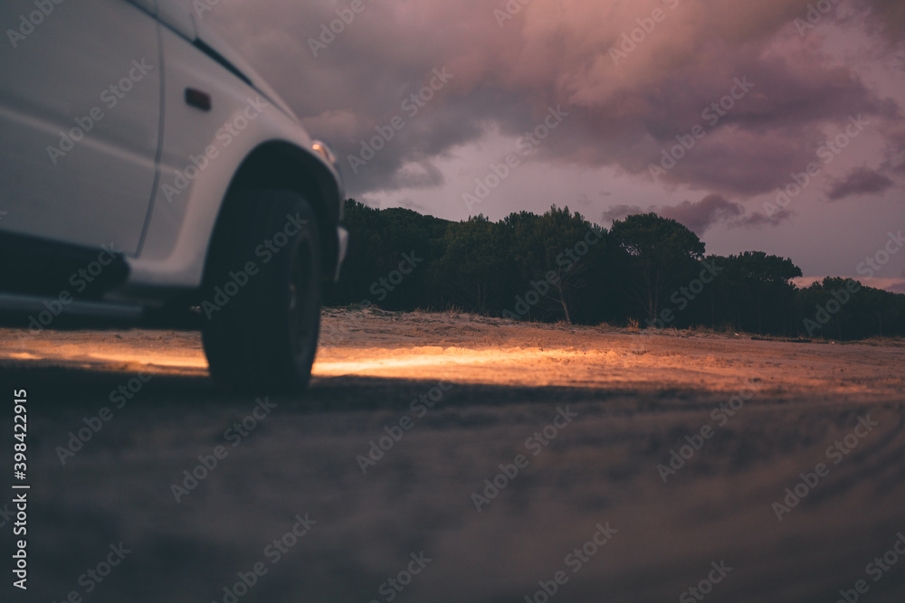 Fototapeta premium Jeep da fuoristrada per safari nel deserto pronta a partire.