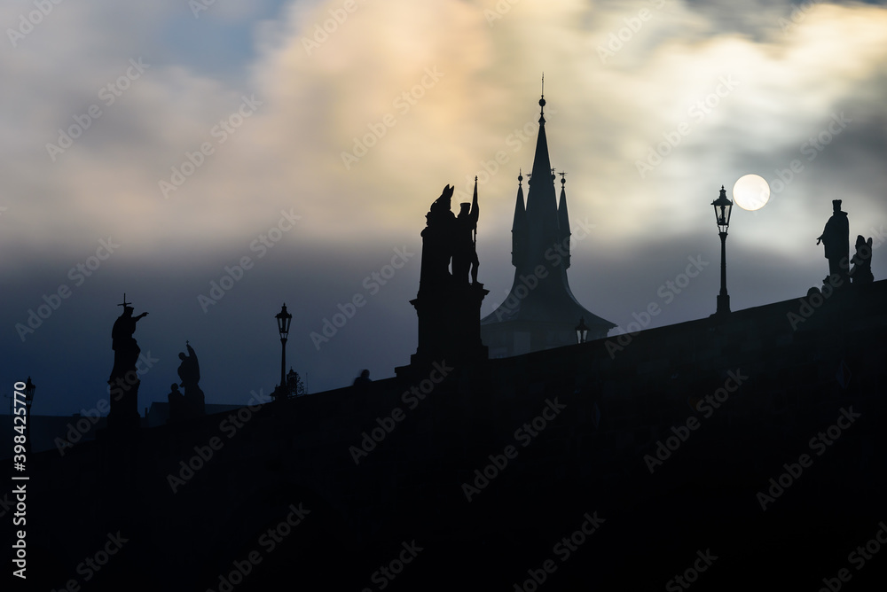 Obraz premium A mysterious autumn dawn at Charles Bridge covered in thick mist in historical center of Prague.