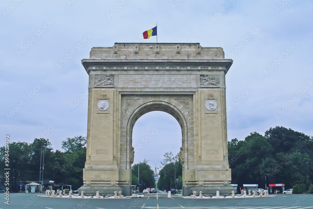 Obraz premium El arco triunfal de Bucarest, ubicado en el norte de la ciudad. Construido en 1936 en estilo neoclásico y una altura de 27 metros, arquitecto Petre Antonescu.