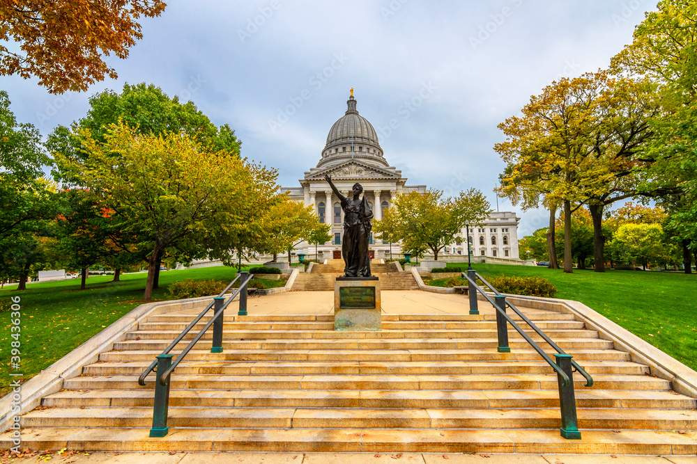 Wisconsin State Capitol view in Madison City of USA - obrazy, fototapety, plakaty 