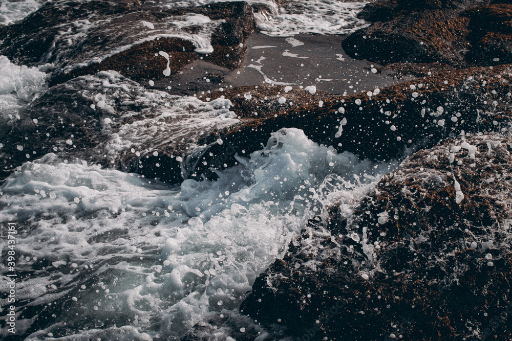 Obraz premium waves crashing on rocks