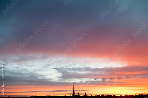 Sunset cityscape of Saint PEtersburg and Neva river © Дэн Едрышов