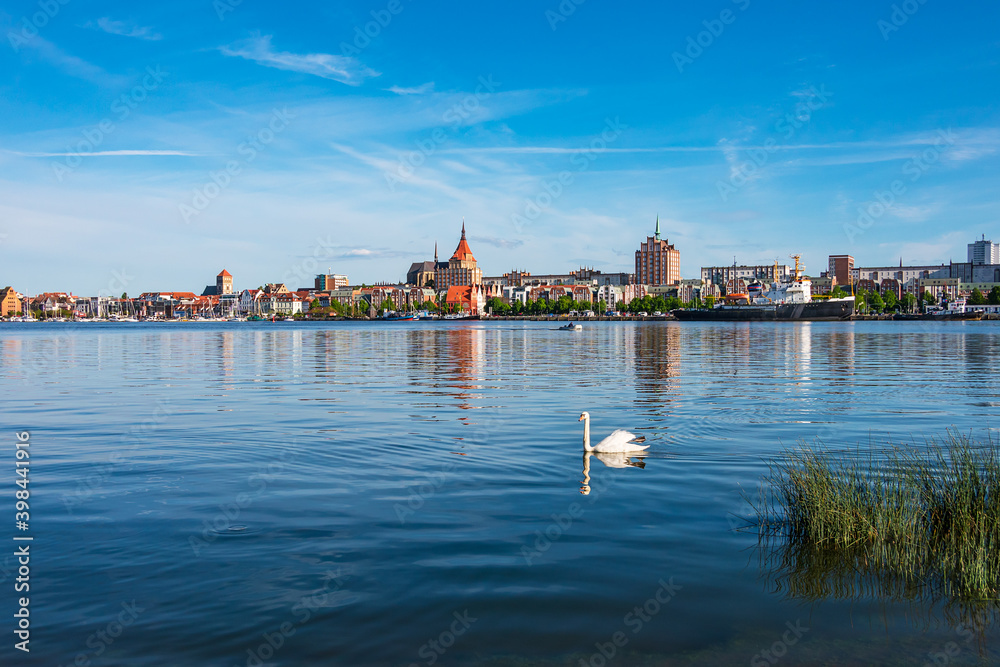 Blick von Gehlsdorf über die Warnow auf die Hansestadt Rostock