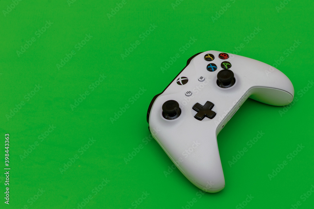 Những chiếc tay cầm Xbox controller luôn được đánh giá cao về chất lượng và cảm giác cầm nắm tốt. Đến ngay với hình ảnh này để tham khảo và tìm hiểu thêm về những tính năng độc đáo của Xbox controller.