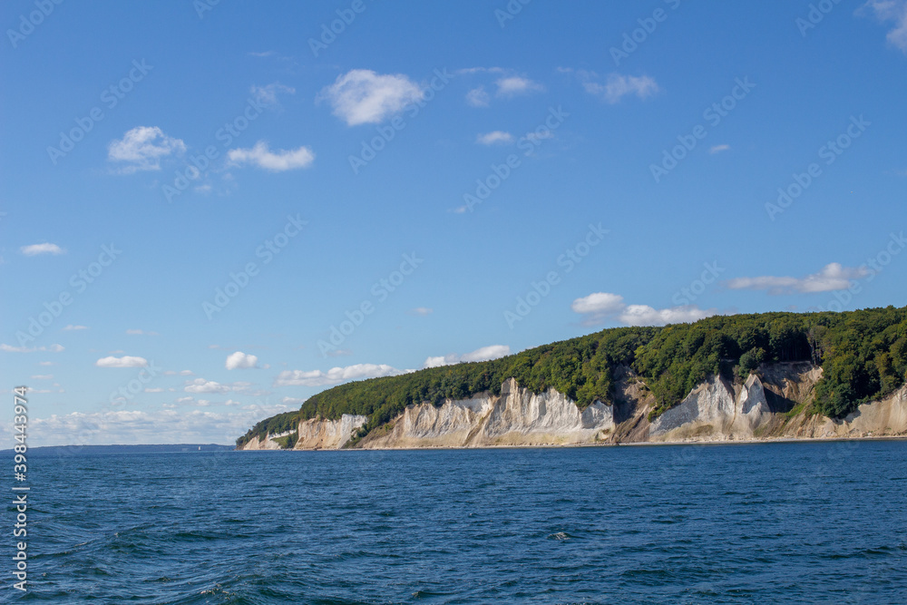 Ostsee Kreidefelsen auf Rügen vom Meer mit blauem Himmel und Wolken