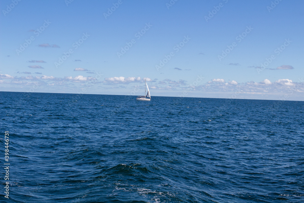 Ostsee Kreidefelsen auf Rügen vom Meer mit blauem Himmel und Wolken