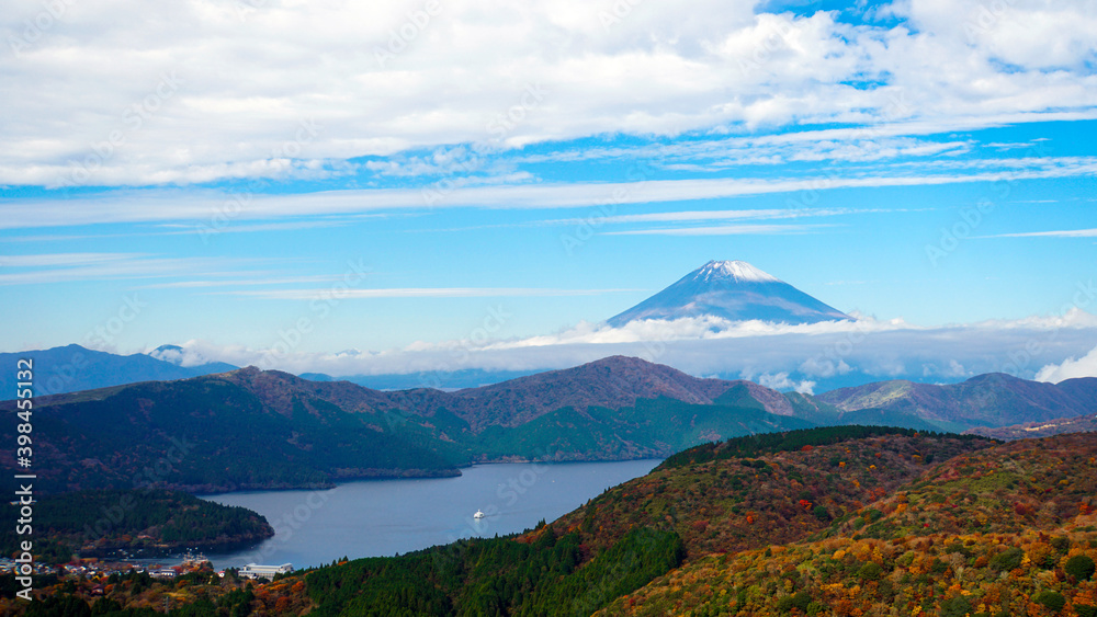 木々の葉が色づき始めた紅葉の秋に、箱根の大観山展望台から望む富士山と芦ノ湖の大パノラマ
