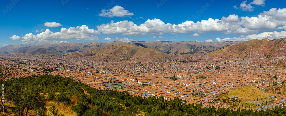 Naklejka premium Panoramic view of cuzco with white clouds over blue sky