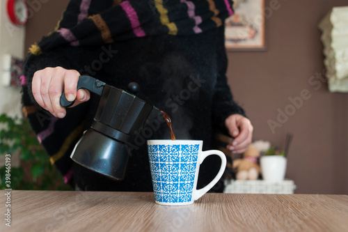 Mujer se sirve café en taza