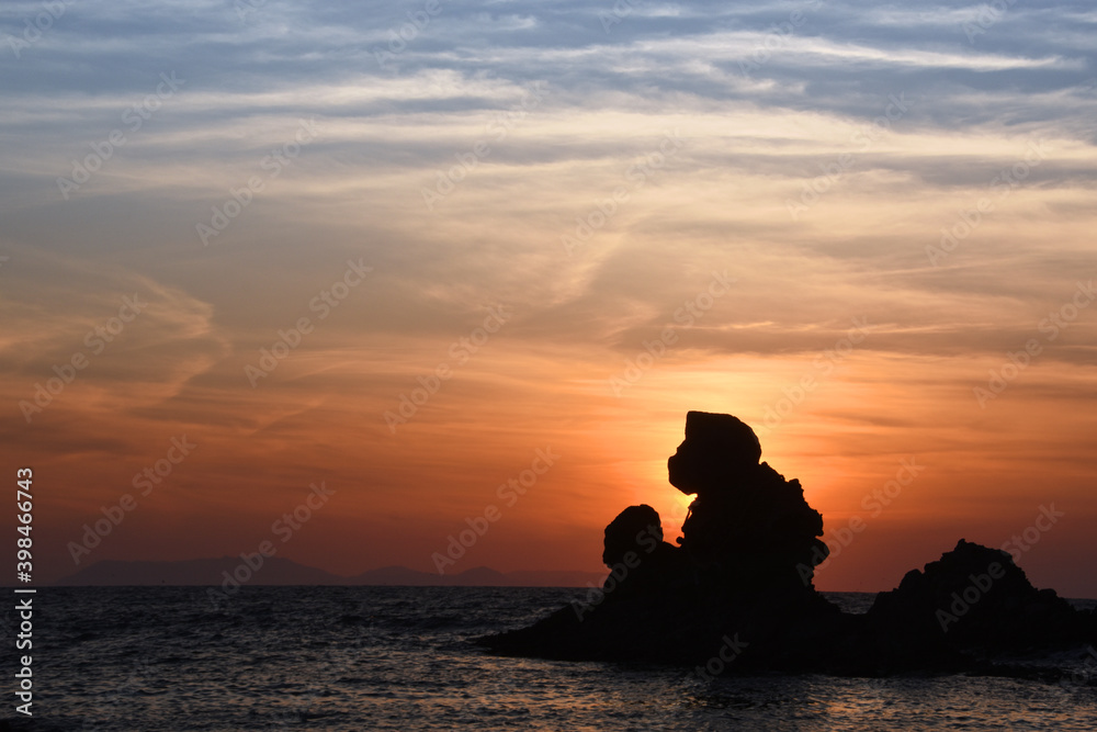 夕暮れ時の西方海岸の人形岩