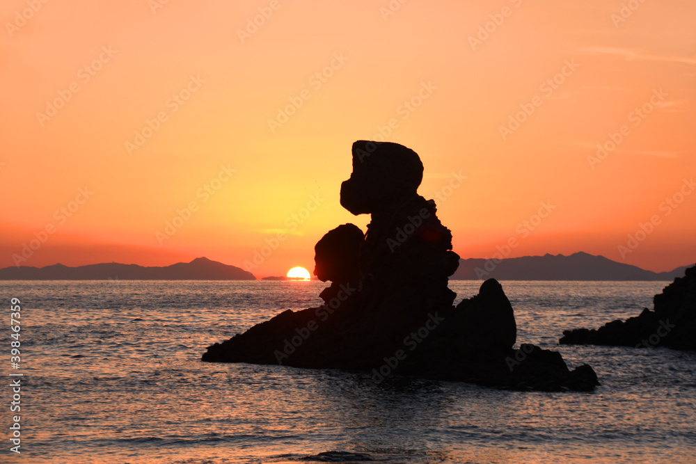 美しい西方海岸の人形岩と夕日