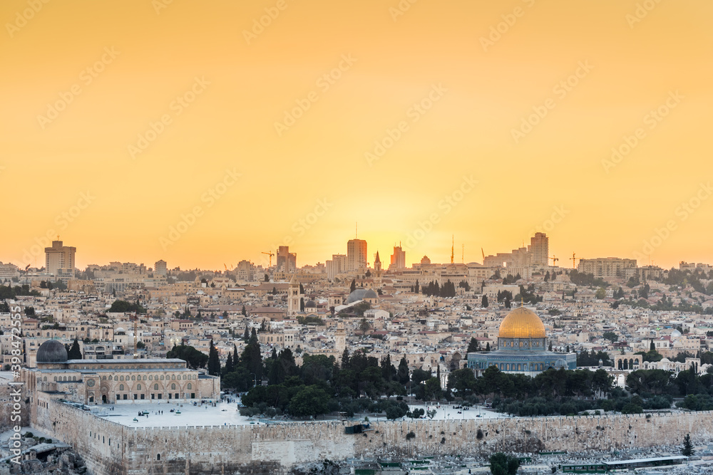Fototapeta premium Old city of Jerusalem on the temple mount under beautiful sunset in the evening with golden dome of the rock, sunset view from the Mount of Olives