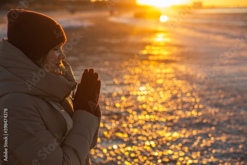 Konstfotografi Young woman winter enjoying winter sun