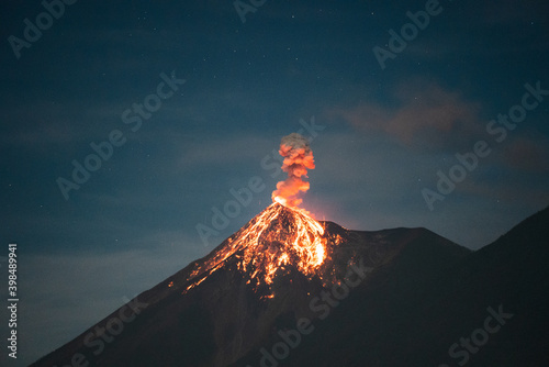 Fotografia Stunning Fuego Volcano erupting during night in Guatemala