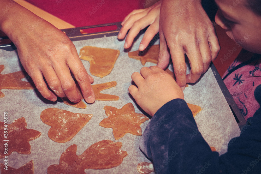 Obraz premium gingerbread baking in advent, Christmas preparations