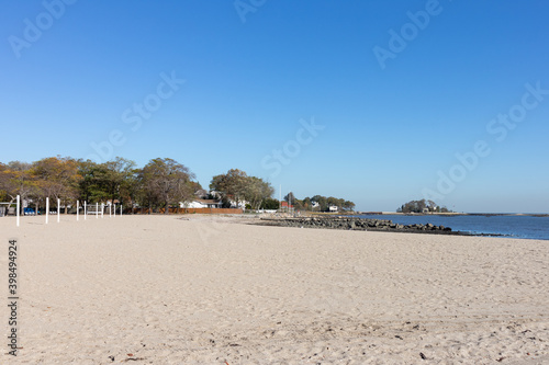 Fototapeta Naklejka Na Ścianę i Meble -  Cummings Park Beach in Stamford Connecticut along Westcott Cove
