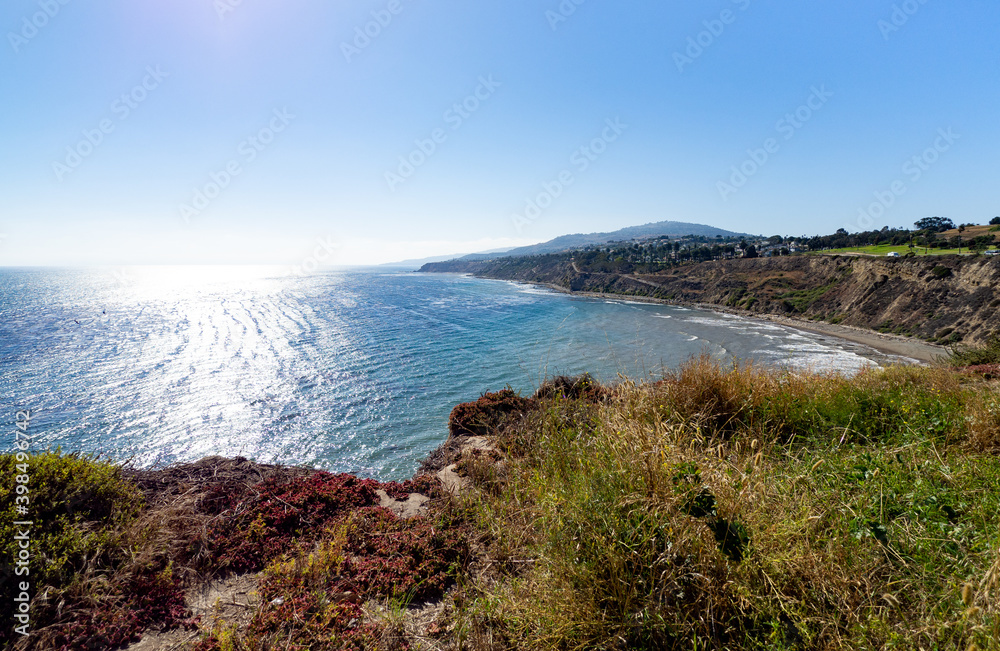 point de vue d'une baie ensoleillée en hauteur sans nuage dans le ciel