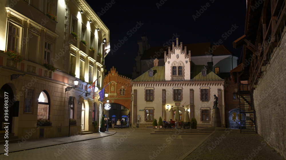 Kraków miasto w Polsce wpisane na listęUnesco. Nocny spacer po ulicach polskiej stolicy turystyki.