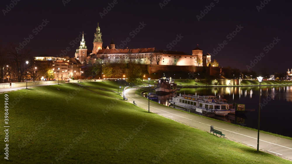 Obraz premium Kraków miasto w Polsce wpisane na listęUnesco. Nocny spacer po ulicach polskiej stolicy turystyki.