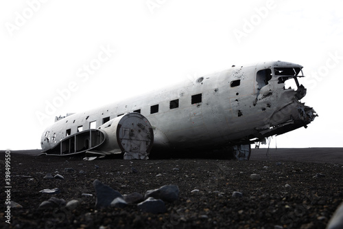 avion détruit au sol avec sable noir et oublié suite à un accident