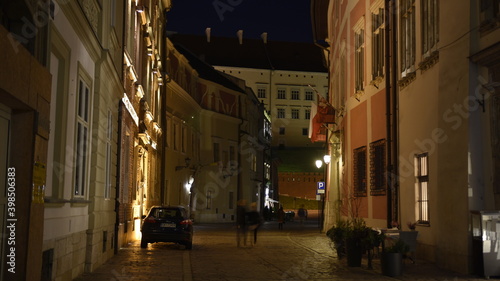 Krak  w miasto w Polsce wpisane na list  Unesco. Nocny spacer po ulicach polskiej stolicy turystyki.
