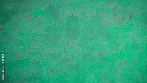Verwitterte alte Steinwand als Hintergrund in grün © kebox