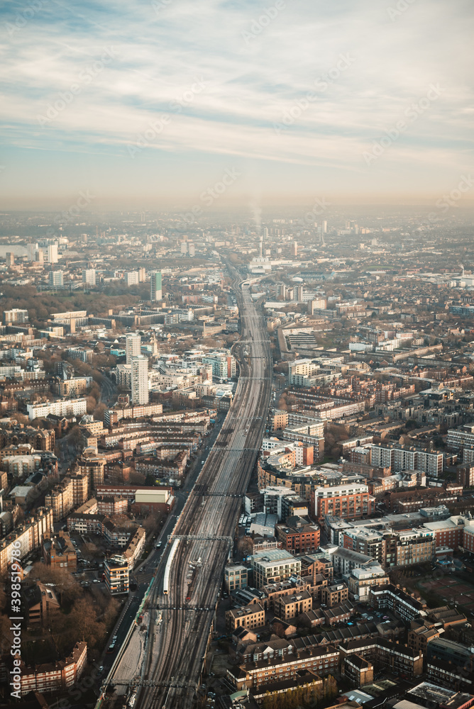vista aérea de una gran ciudad y ferrocarril.