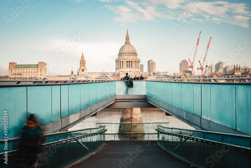 Persona solitaria en un puente en Londres.