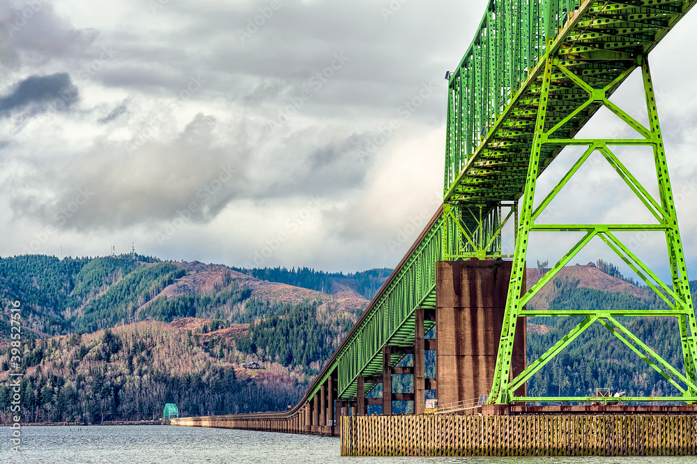 Fototapeta premium Megler Bridge over Columbia River Astoria Oregon