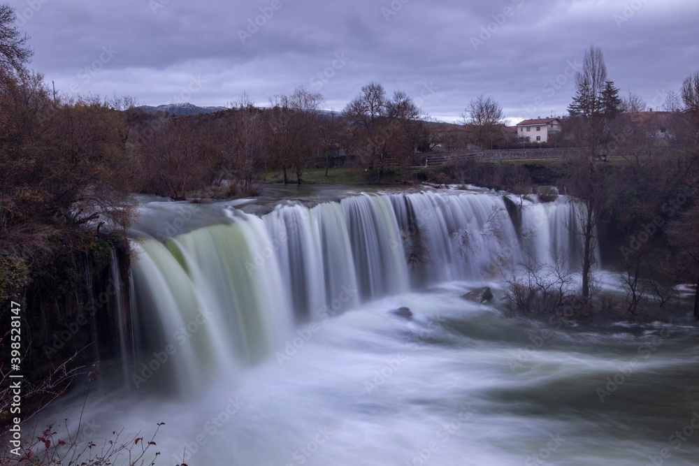 Cascada del Peñón (Pedrosa de Tobalina -- Burgos) Cascada del Peñón (Pedrosa de Tobalina -- Burgos)