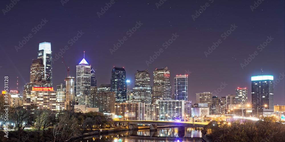 Fototapeta premium The Philadelphia skyline at night as seen from the Spring Garden street bridge
