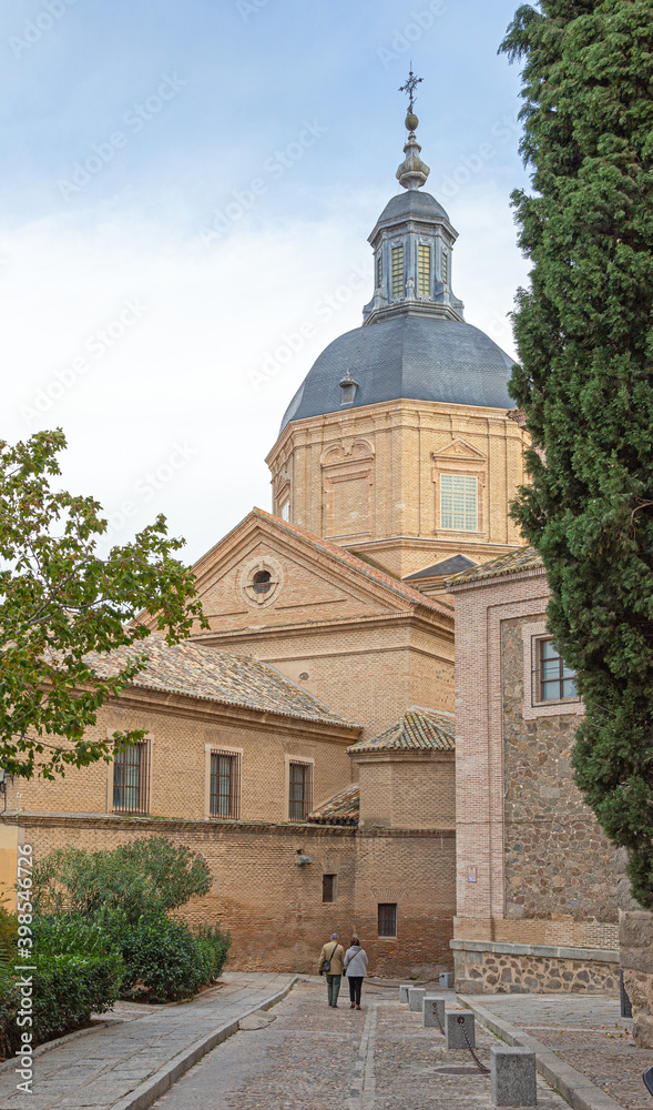 Obraz premium elderly couple walking in Toledo at Church of San Idelfonso