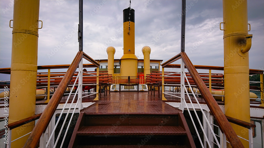 Obraz premium Wooden bench seats on ship on Lake Chiemsee in Bavaria, Germany