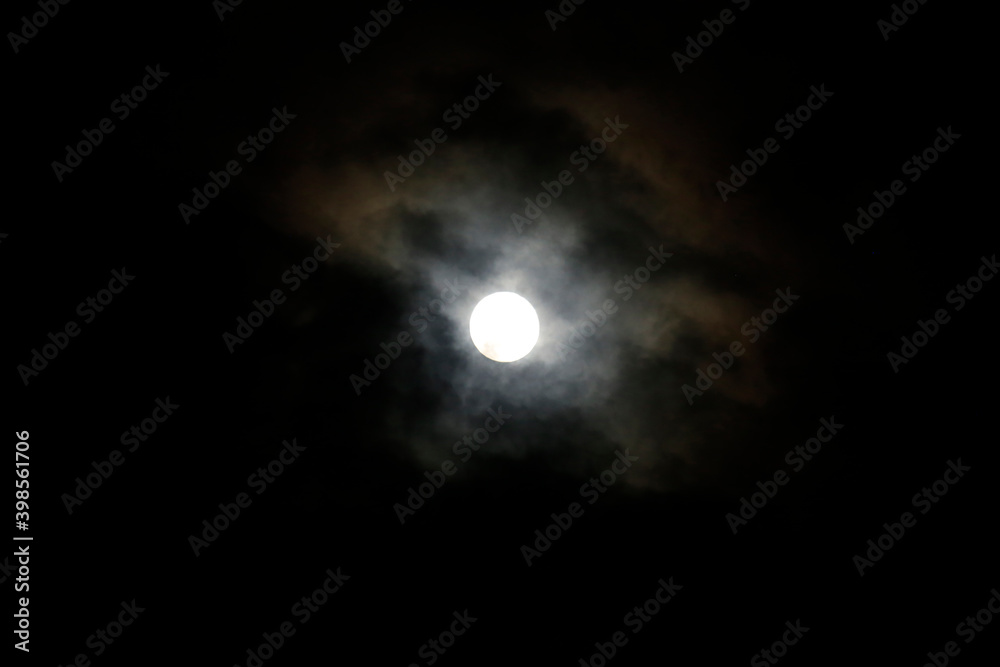 Vollmond am Nachthimmel. Thüringen, Deutschland, Europa  --  
Full moon in the night sky. Thuringia, Germany, Europe