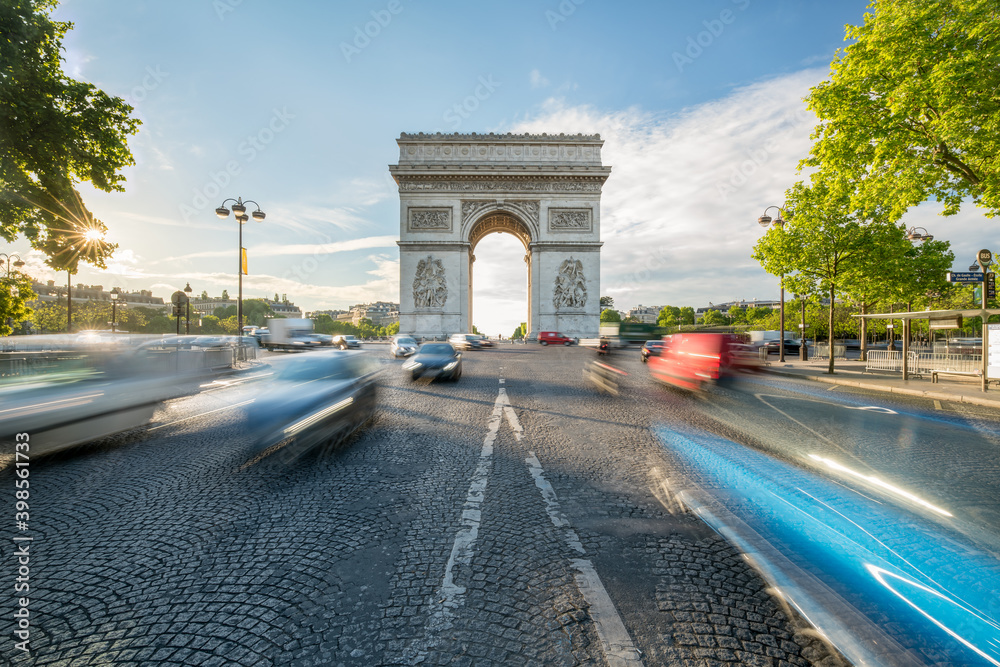 Traffic at the Arc de Triomphe in Paris, France - obrazy, fototapety, plakaty 