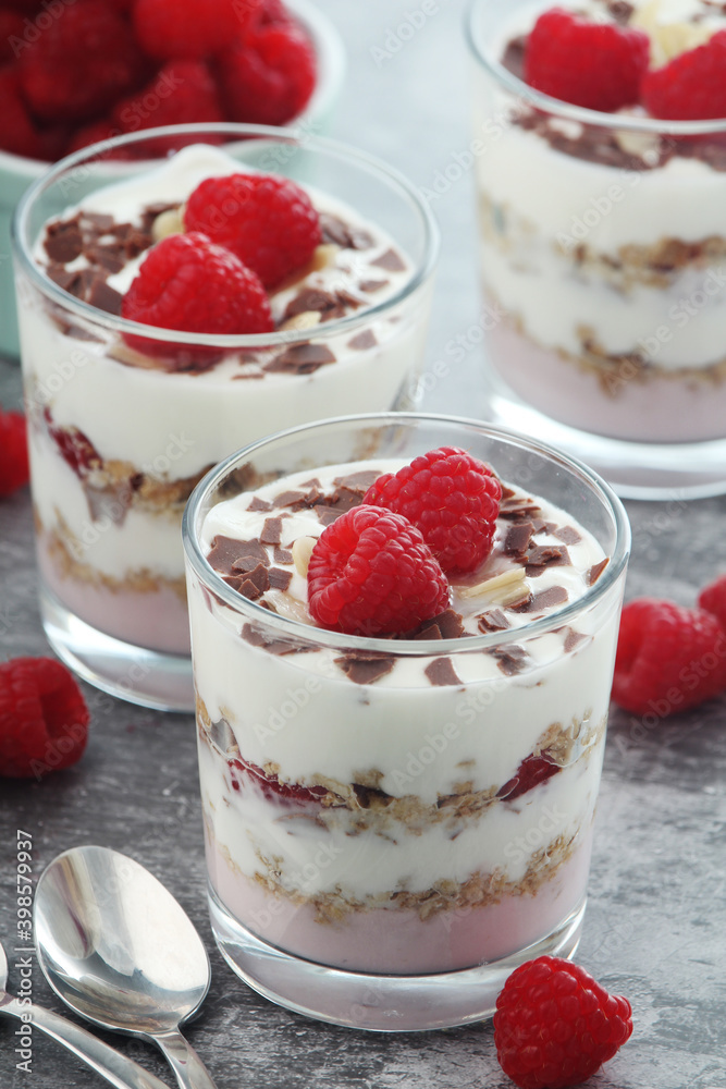 Granola with yogurt trifles with raspberry Granola with yogurt trifles with raspberry