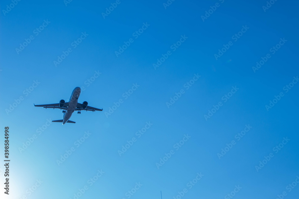 Fototapeta premium avion en nadir con cielo azul despejado sin nubes en nadir