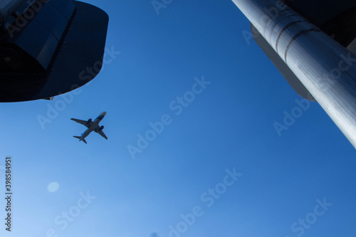 avion en cielo despejado con semáforos alrededor en nadir