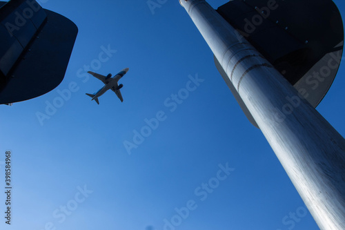 avion en cielo despejado con semáforos alrededor en nadir