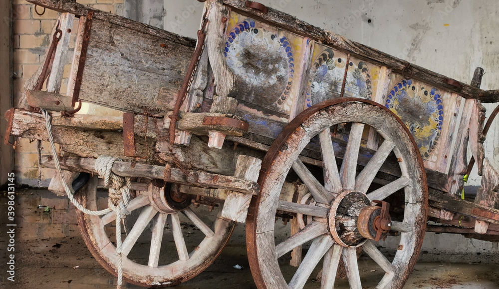 Antico carro agricolo da buoi dipinto a mano in stato di abbandono