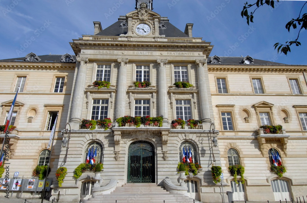 Ville de Meaux, façade fleurie de l'Hôtel de Ville, département de Seine-et-Marne, France