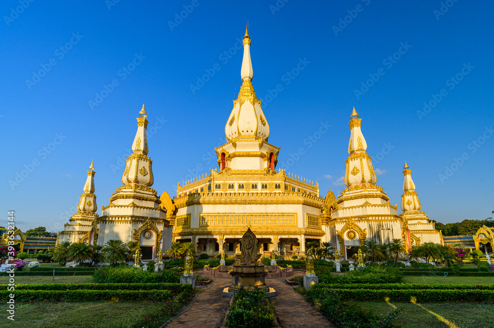 Naklejka premium Phra Maha Chedi Chai Mongkol