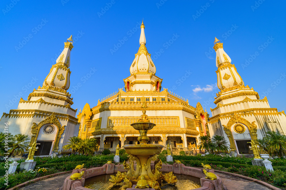 Fototapeta premium Phra Maha Chedi Chai Mongkol