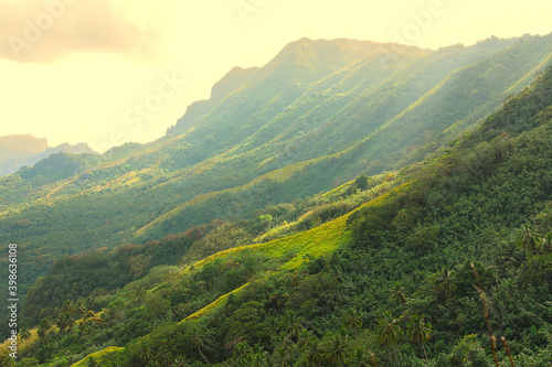 Nuku hiva - polynesie francaise - montagne verdoyante © bru