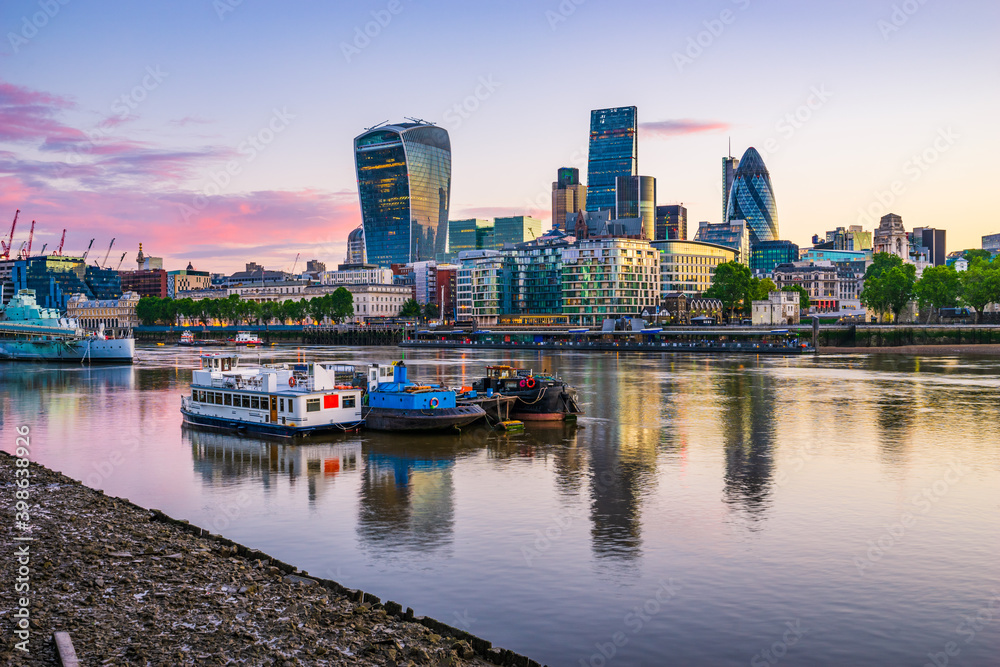 Fototapeta premium London financial district near south bank of river Thames at sunrise