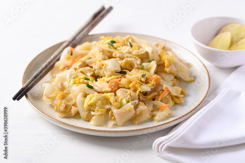 Thai food (Kuaitiao Khua Kai), Stir fried rice noodles with egg and chicken